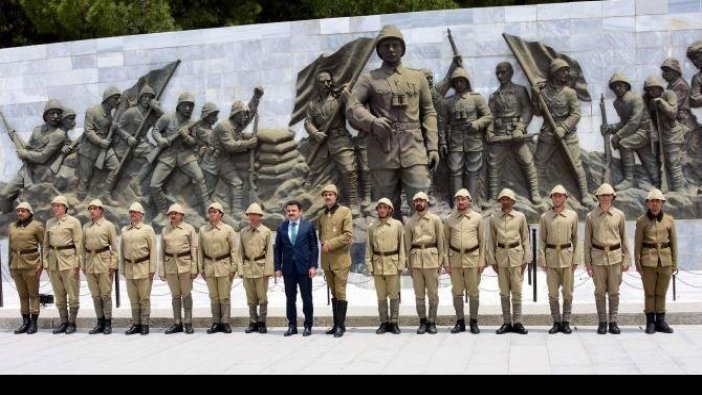 Şehitlikte tiyatral gösteriyle Çanakkale ruhu yaşatılıyor