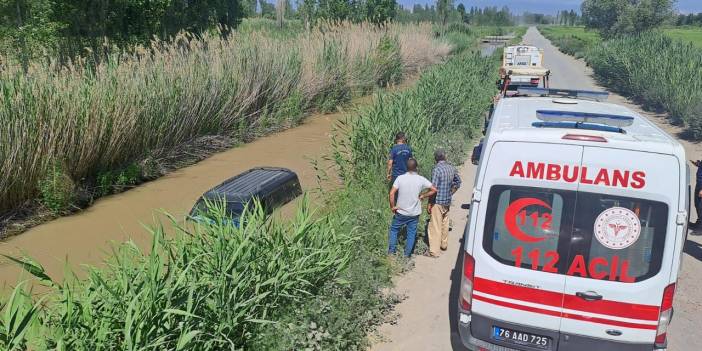 Suya Gömülen Otomobilde Yaşam Mücadelesi!