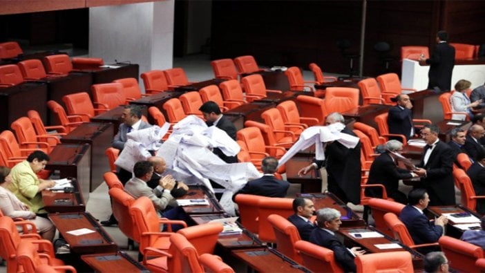 CHP İstanbul Milletvekili Sezgin Tanrıkulu iç tüzük değişikliğini protesto etti.