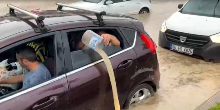 Arabanın İçindeki Suyu Pet Şişelerle Boşalttılar