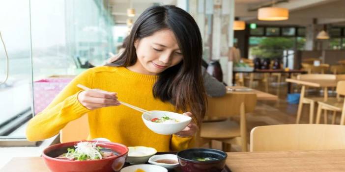 Japonlar Yemek Sırasında Neden Su İçmiyorlar? Çok Önemli Bir Sebebi Var !