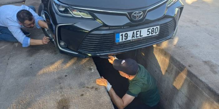 Çorum'da Park Halindeki Otomobile Giren Yılan Belediye Ekiplerince Kurtarıldı