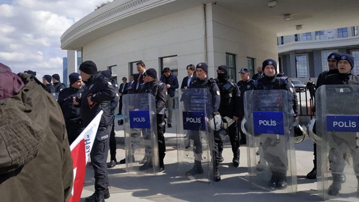 Bakanlıktan önce umut, sonra polis barikatı