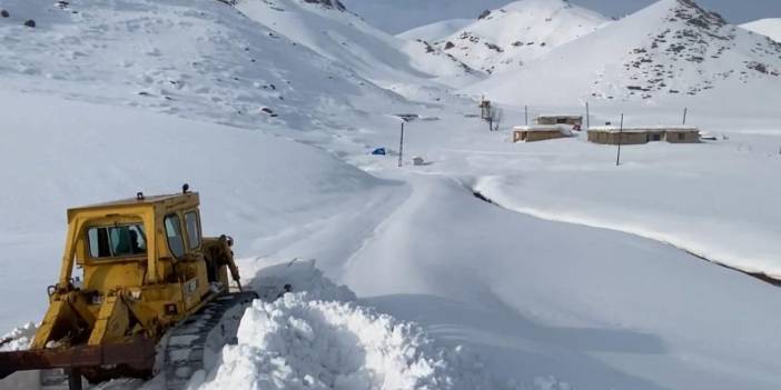 Sıcaklar Ortasında Şırnak'ta Kar Temizleme Çalışması