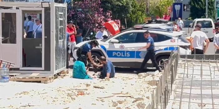 Otomobil Yayaların Arasına Daldı: 1'i Ağır 4 Yaralı