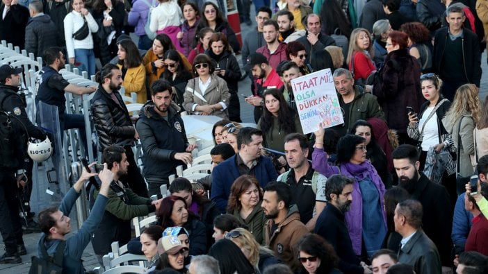 İstiklal Caddesi'nde toplanan kadınlara biber gazlı müdahale