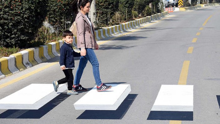 Bu yaya geçidi çok farklı! Gören frene basıyor