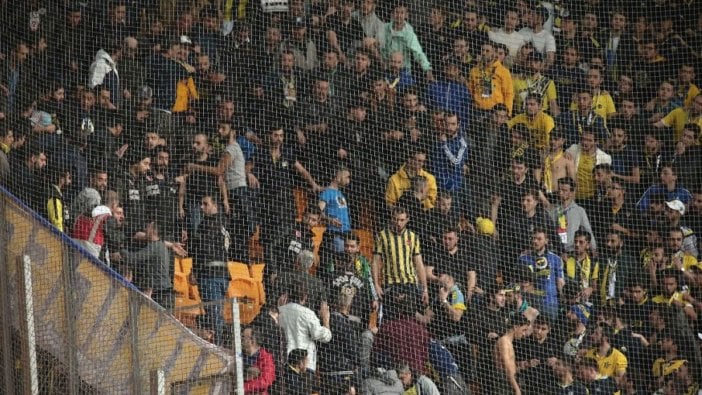 Başakşehir Fenerbahçe maçında tribün karıştı! Polis müdahale etti