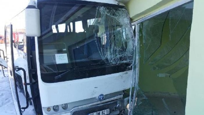 Polisleri taşıyan midibüs ile minibüs çarpıştı: 2 ölü 15 yaralı