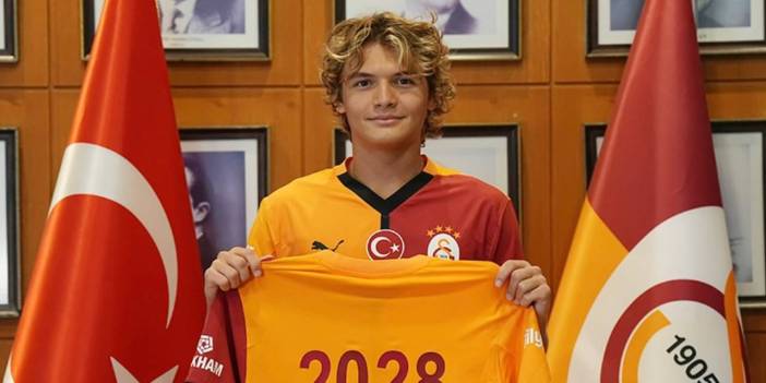 Galatasaray'da Efe Akman'la Profesyonel Sözleşme İmzaladı