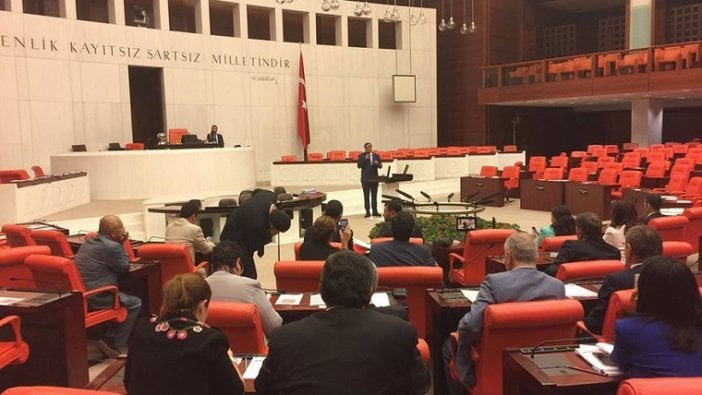 Meclis salonu sloganlarla inliyor