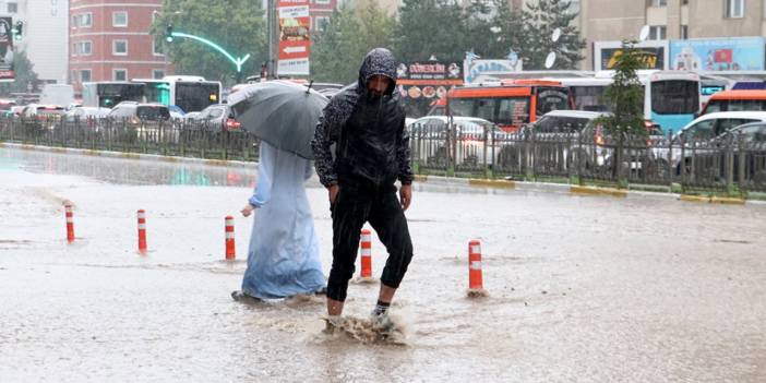 Erzurum'u Sağanak Vurdu: Sokaklar Göl Oldu