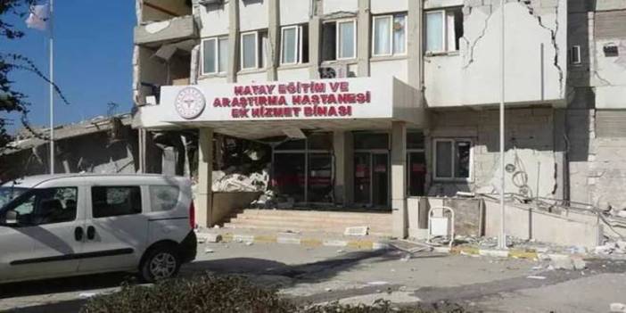 Hatay'da depremde hasar gören hastanenin yıkım çalışmaları başladı