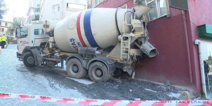 Fatih'te Beton Mikseri Binaya Çarptı