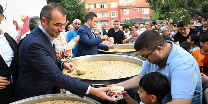 Belediye başkanı önce aşure dağıttı sonra bağlama çaldı