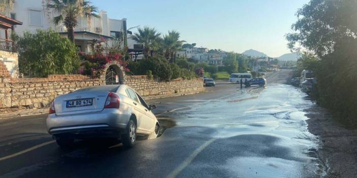 Boru patladı otomobil içine düştü