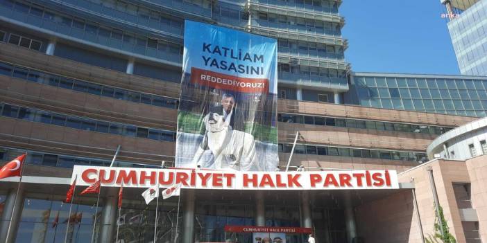 CHP Genel Merkezi'ne 'Ötanazi' pankartı!