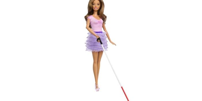 İlk görme engelli Barbie vitrinlerde yerini aldı