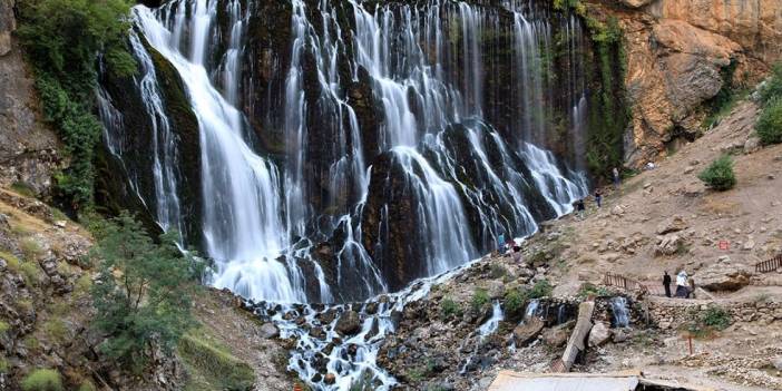 Yazın sıcağından kaçmak için 'doğal klima şelaleri'ne ziyaretçi akını!