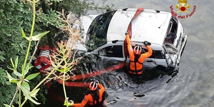 İtalyan itfaiyesi köprüden nehre uçan araçtaki kişileri kurtardı