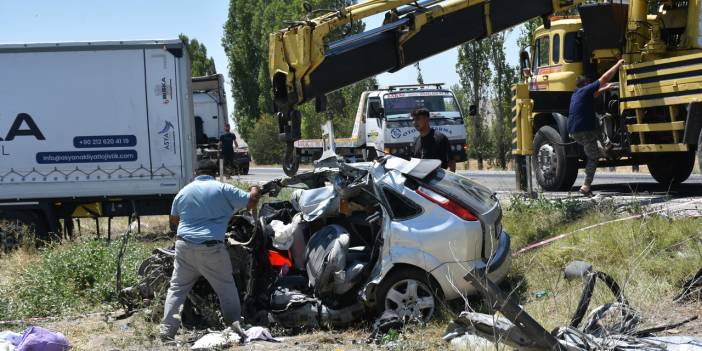 Afyonkarahisar'da tırla çarpışan otomobildeki 3 kişi yaşamını yitirdi