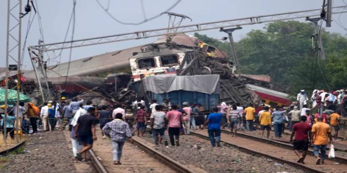 Yük treni yolcu trenine çarptı: Çok sayıda ölü ve yaralı var