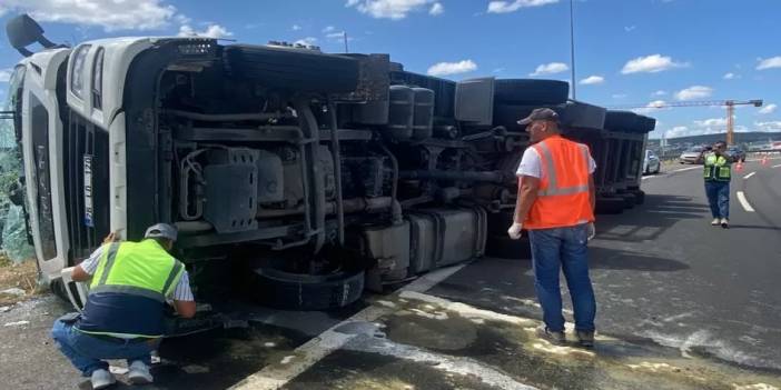 Sakarya'da atık kağıt yüklü TIR devrilerek yandı: 1 yaralı