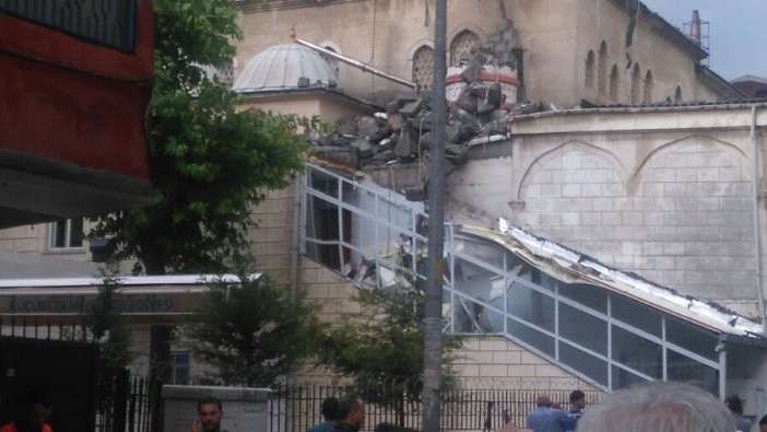 İstanbul'daki fırtınada şiddetli rüzgar minareyi evin üzerine yıktı