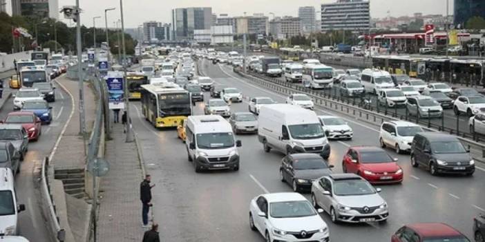 Arnavutköy'de devrilen minibüs trafiği olumsuz etkiledi