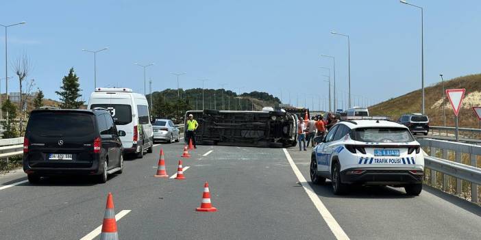 Arnavutköy'de minibüs devrildi trafik kilitlendi!