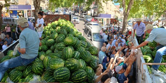 Kapış kapış gitti! 20 ton karpuzu ücretsiz dağıttı