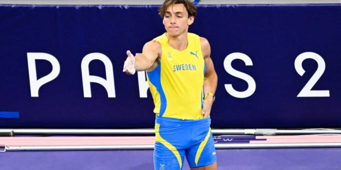 Dünya rekorunu kıran İsveçli atlet Yusuf Dikeç pozu verdi