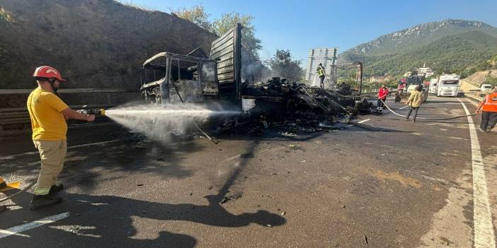 Bilecik'te seyir halindeki tır alevler içinde kaldı