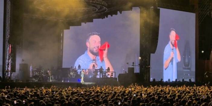 Tarkan, terini sildiği havluyu hayranlarına attı: 'Mis gibi kokuyor'