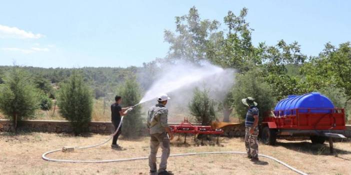 Su tankerleri ile yangın nöbeti bekliyorlar helikopterlere su sağlıyorlar