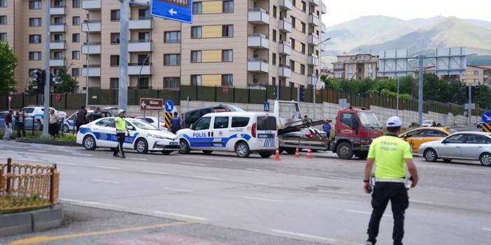 Otomobiller kafa kafaya çarpıştı: Çok sayıda yaralı var!