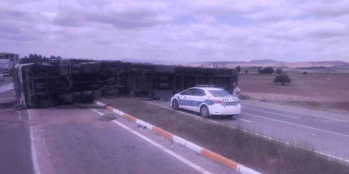 Malatya'da saman yüklü TIR devrildi: Sürücüsü öldü