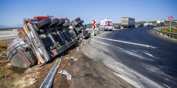 Bariyerlere çarpıp devrilen tır'ın şoförü yaşamını yitirdi