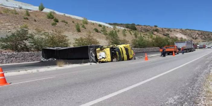 Çankırı'da TIR devrildi: Kömür tozları yola yayıldı