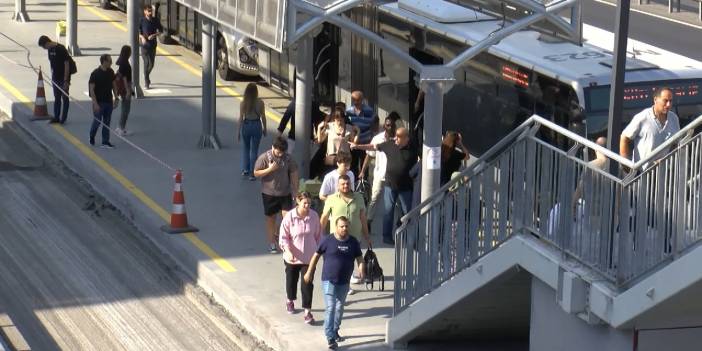 Bakırköy'de 'Beyaz yol' çalışması trafiği kilitledi: Beylikdüzü metrobüs geçişleri durduruldu