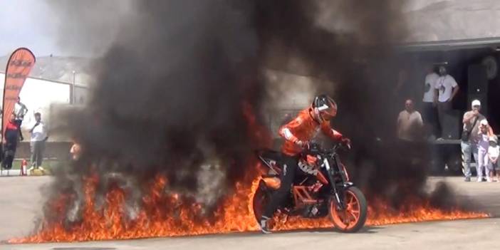 Motosikletiyle ateşin içinden geçti!