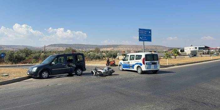 Kilis'te hafif ticari araç ile çarpışan motosikletteki 2 kişi yaralandı