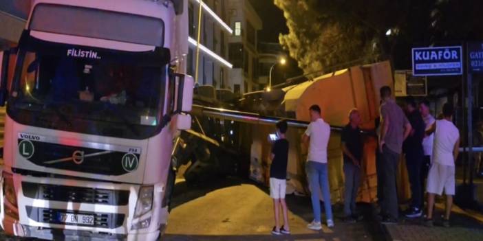 Maltepe'de hafriyat kamyonu devrildi