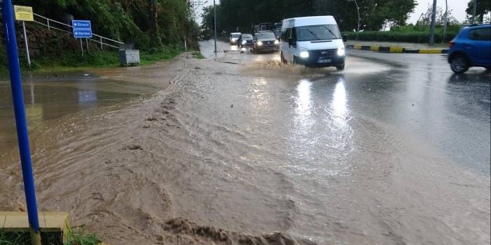 Trabzon'un Sürmene ilçesinde şiddetli yağış etkili oldu