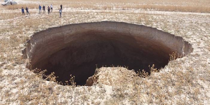 Konya'da 100 metrelik obruk oluştu