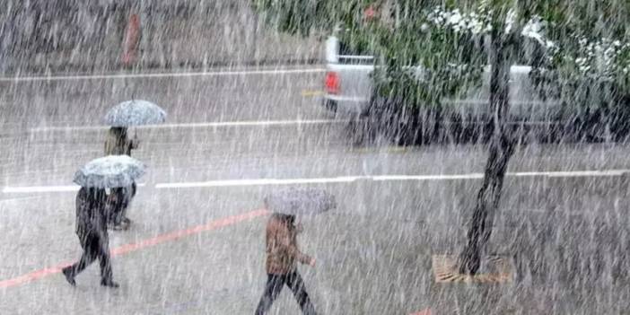 Meteoroloji İstanbul ve diğer iller için yağış beklentilerini açıkladı. Kış yüzünü gösterdi