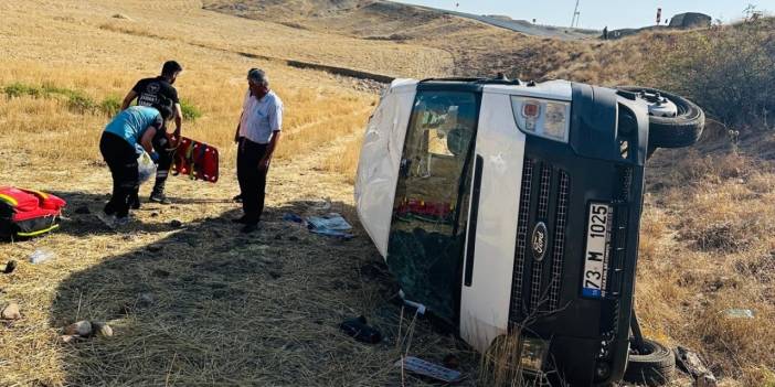 Yolcu minibüsü devrildi: Yaralılar var!