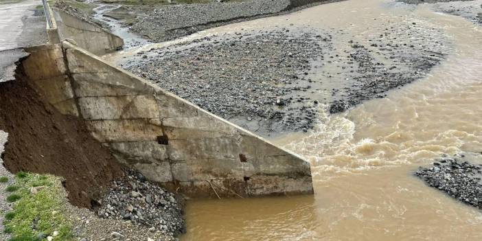 Elazığ'da sel, köy yollarında hasara neden oldu