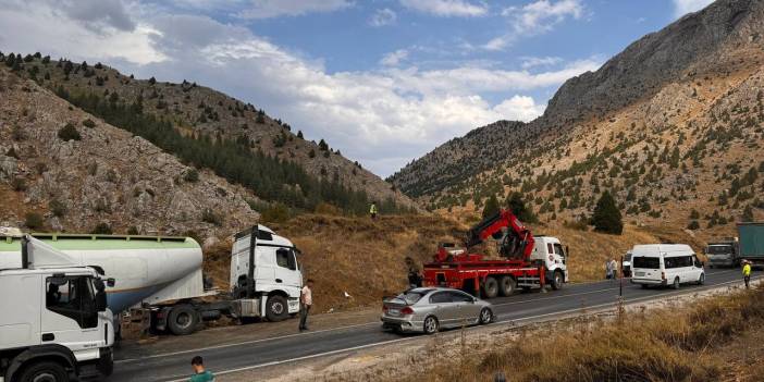 Makas atan TIR, yolu 2,5 saat ulaşıma kapadı