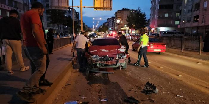 Çorum'da 2 otomobilin çarpışması sonucu 3 kişi yaralandı